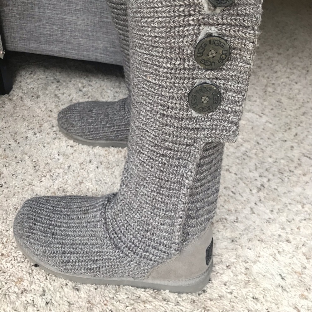 Ugg // gray knit // 8